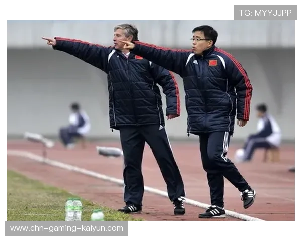 足球教练在场边睡着 足球教练在场边睡着